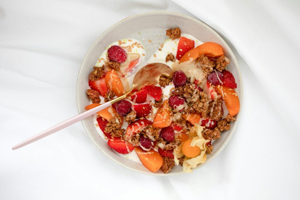 Schale mit Getreideflocken und frischen Erdbeeren