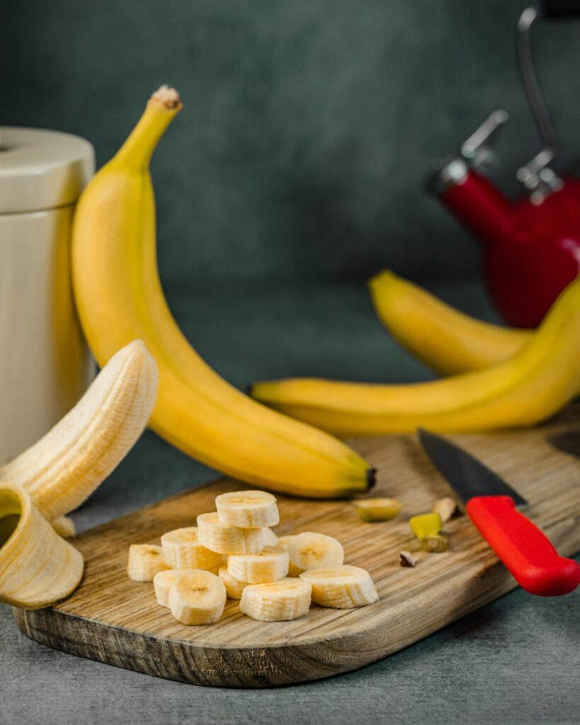 Banane auf einem Holzbrett als schneller Snack für das Essen vor dem Training