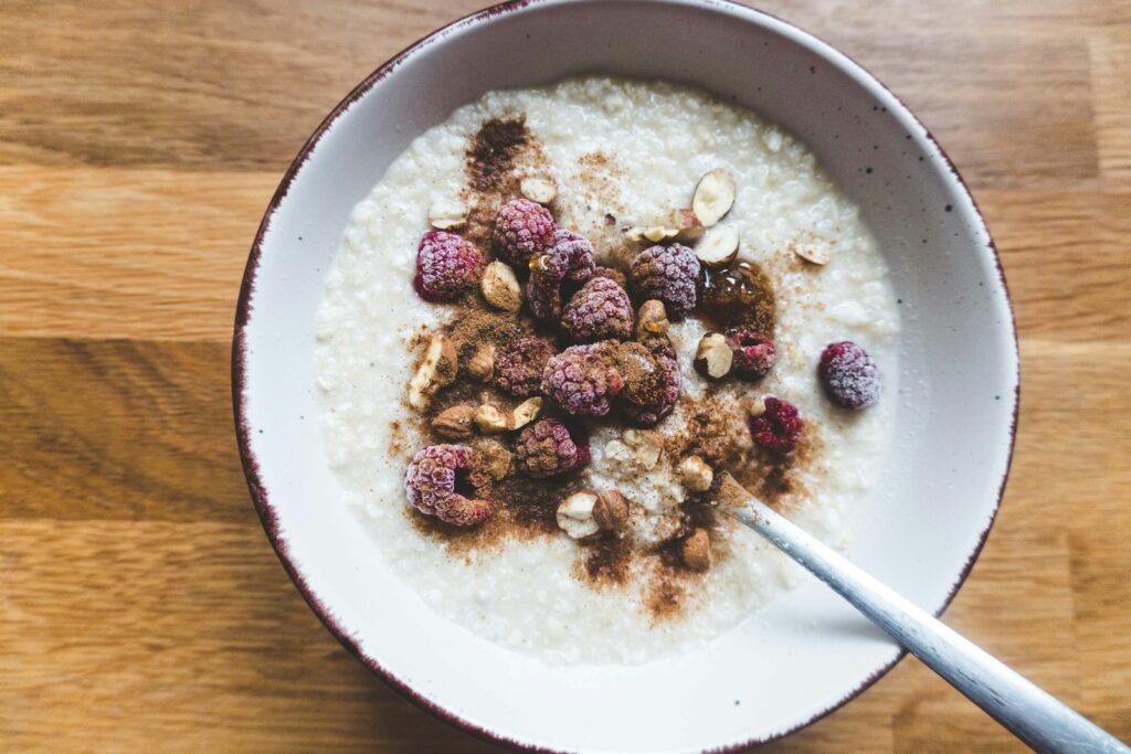 Haferflocken mit Himbeeren und Nüssen als Essen vor dem Training