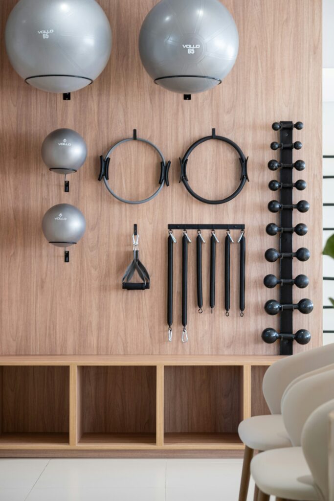 Home-Gym einrichten: ordentlich aufgehängtes Trainingsequipment an einer Holzwand