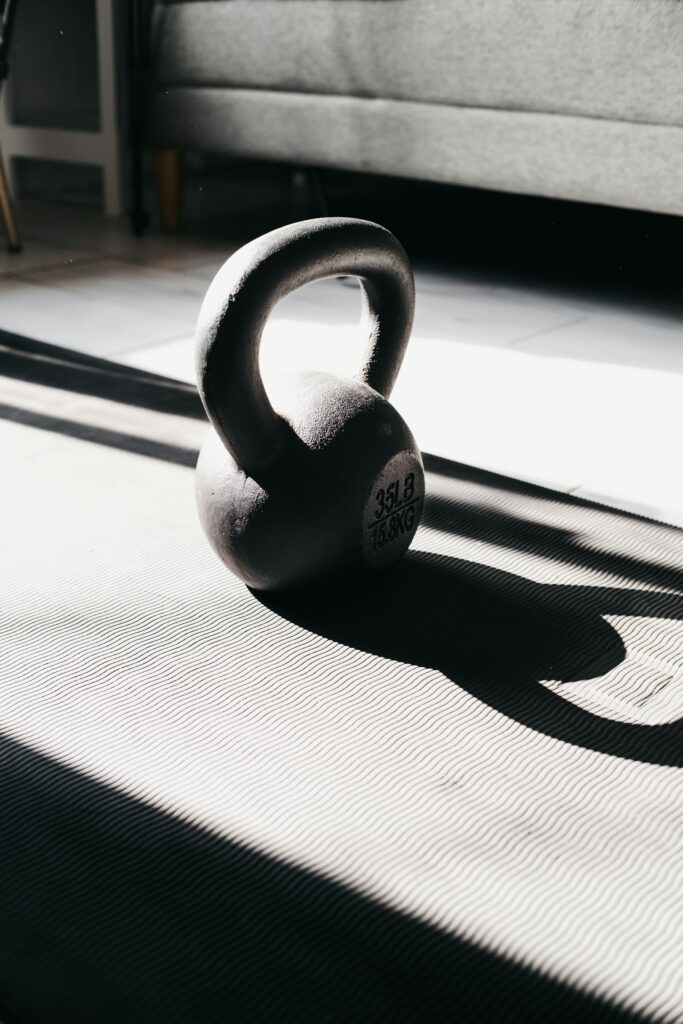 Kettlebell auf einer Trainingsmatte im Sonnenlicht