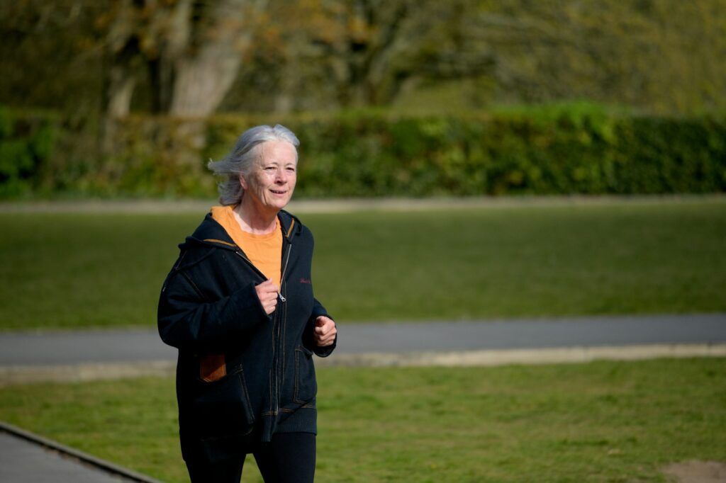 Ältere Frau joggt im Park – die Joggen-Vorteile gelten in jedem Alter