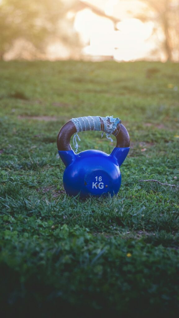 Kettlebell mit 16 Kilogramm auf einer Wiese, ein typisches Kettlebell-Gewicht für Einsteiger