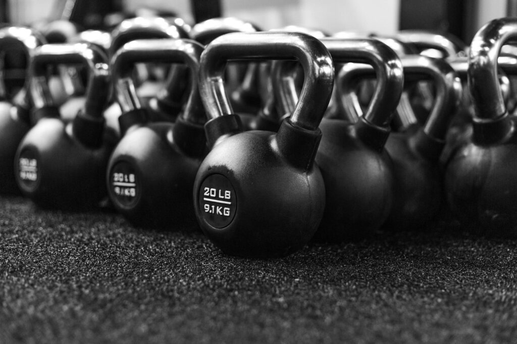 Kettlebells in verschiedenen Größen in einer Reihe – jedes Kettlebell-Gewicht für ein anderes Training