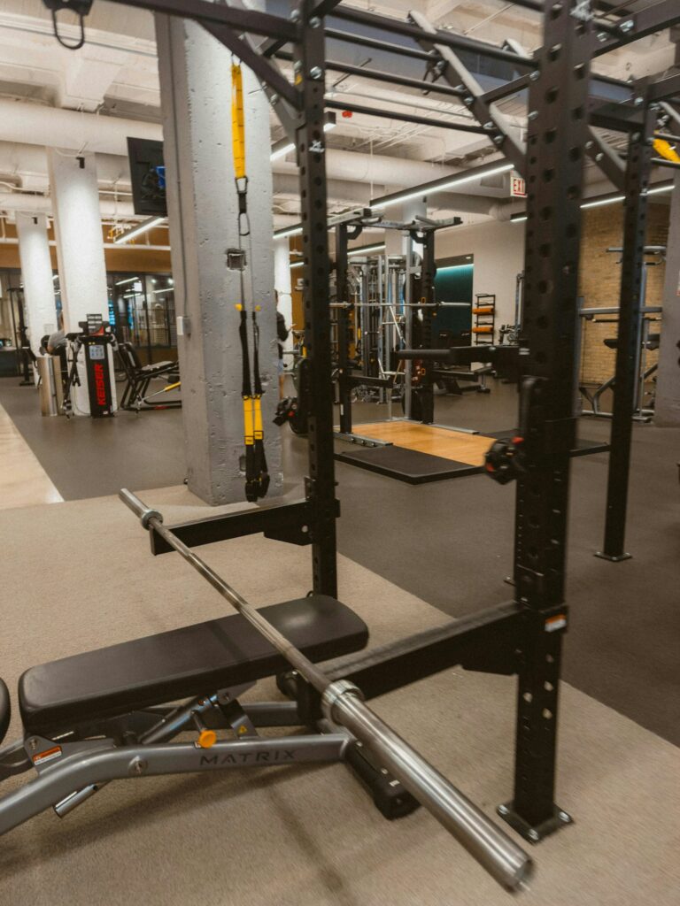 Langhantel und Hantelbank in einem Trainingsraum