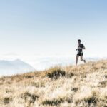 Läufer am Berghang beim lockeren Zone-2-Training