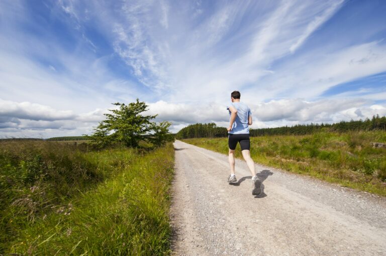 Läufer auf einem Feldweg beim 10 km Trainingsplan für Einsteiger