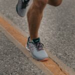Laufschuhe kaufen: Läufer in Laufschuhen auf Asphalt