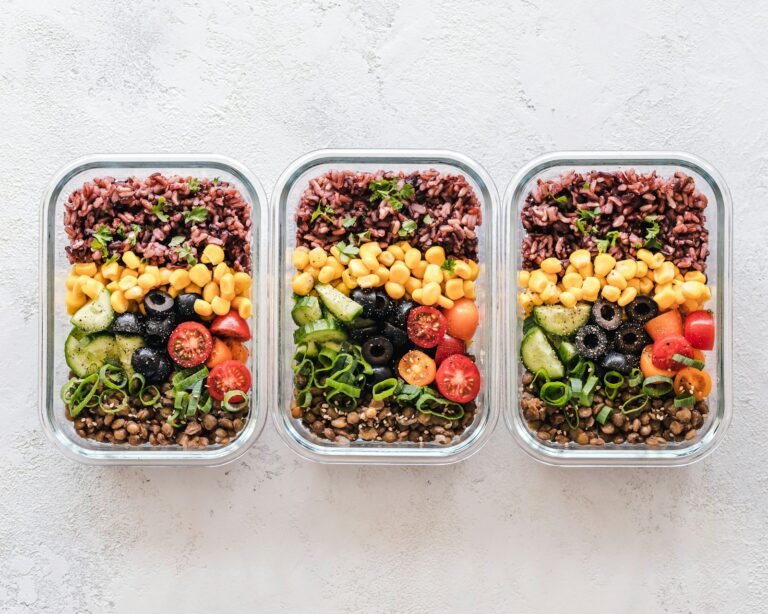 Drei Meal-Prep-Glasboxen mit Getreide und Gemüse für die Trainingswoche