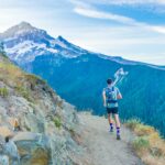 Läufer auf einem Bergpfad als Sinnbild für Motivation zum Sport und feste Routinen