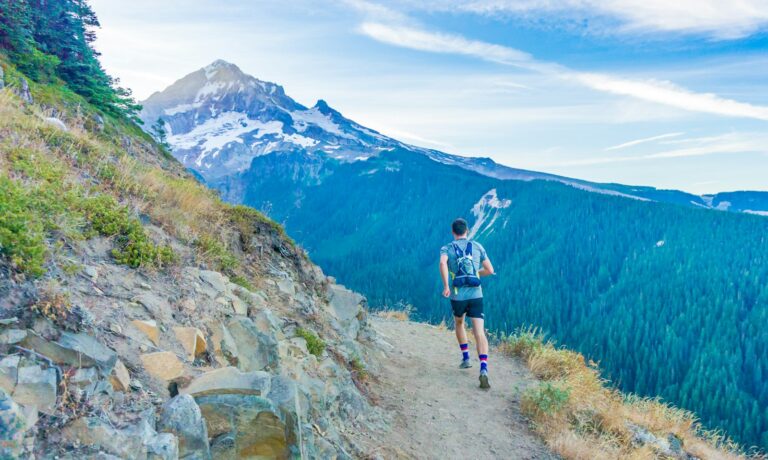 Läufer auf einem Bergpfad als Sinnbild für Motivation zum Sport und feste Routinen