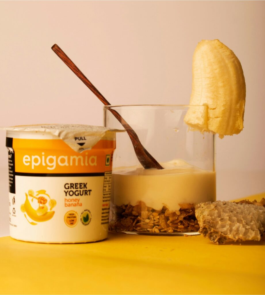 Griechischer Joghurt mit Granola, Banane und Honigwabe als Snack