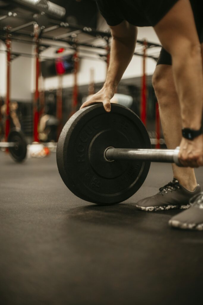 Mann hebt eine Langhantel im Fitnessstudio