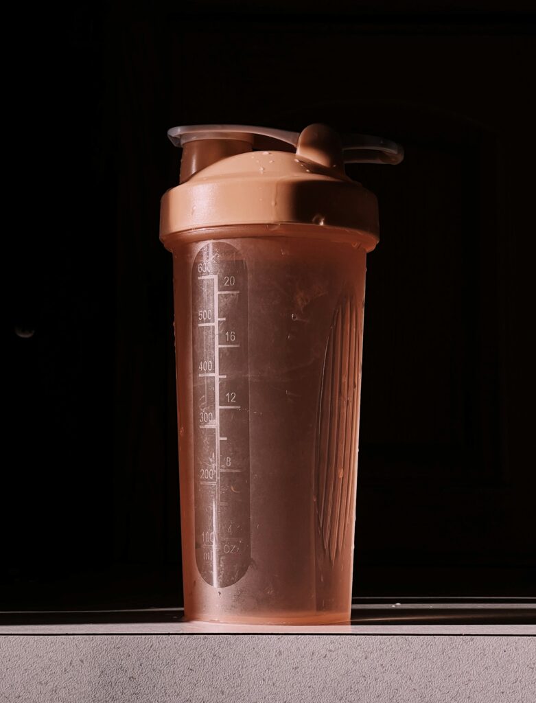 Shaker-Flasche für einen Proteinshake auf einer Küchenarbeitsplatte