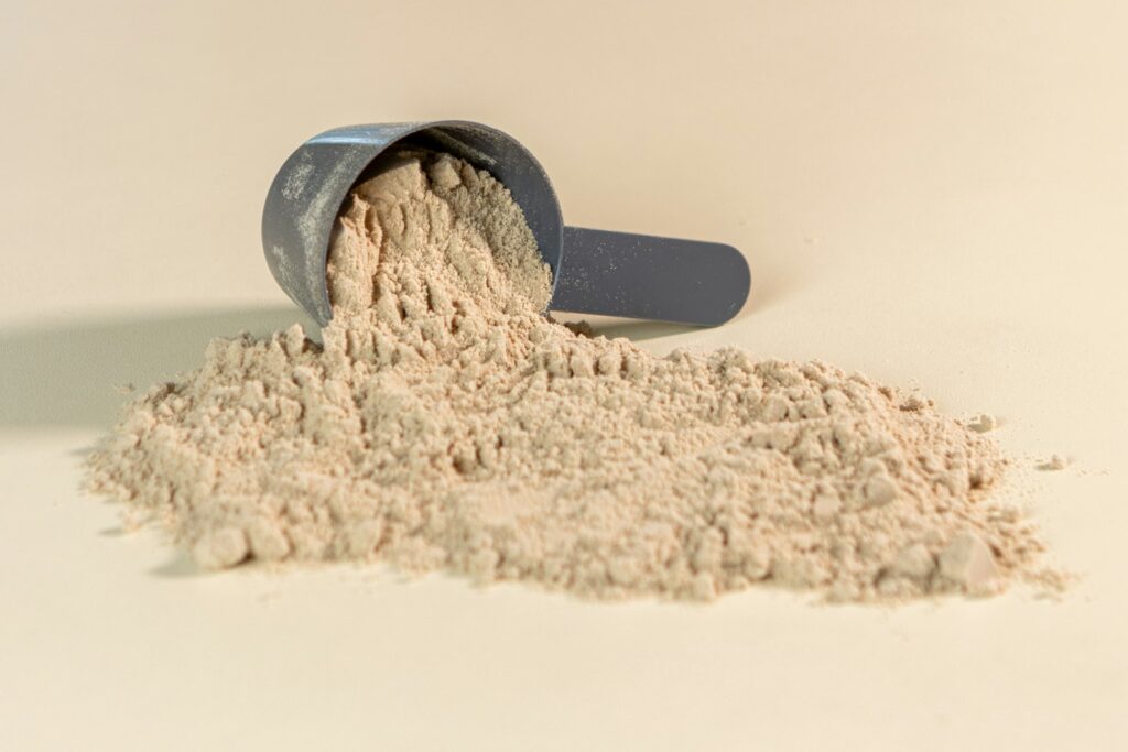 Messlöffel mit Proteinpulver auf einem Tisch