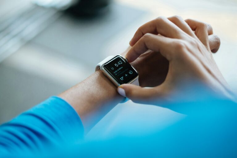 Pulsuhr oder Brustgurt: Person bedient eine Smartwatch mit Pulsmessung