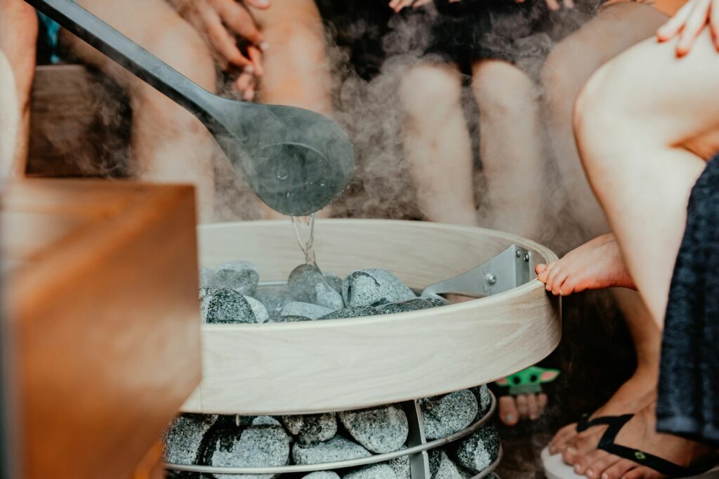 Wasser wird ins Glas gegossen: Trinken gehört zur Sauna nach dem Training