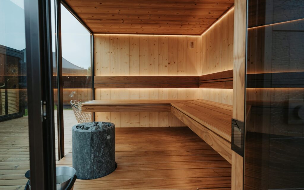 Moderne Holzsauna mit Saunaofen: Sauna nach dem Training richtig nutzen