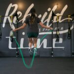 Frau beim Springseil-Training