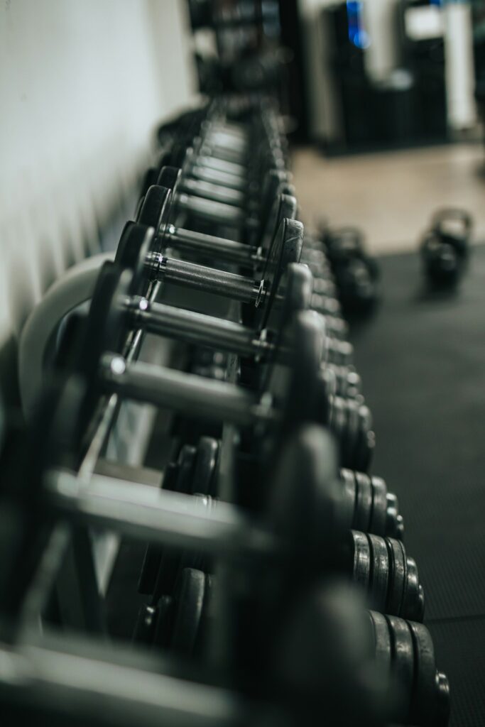 Reihe von Kurzhanteln in einem Hantelständer im Fitnessstudio