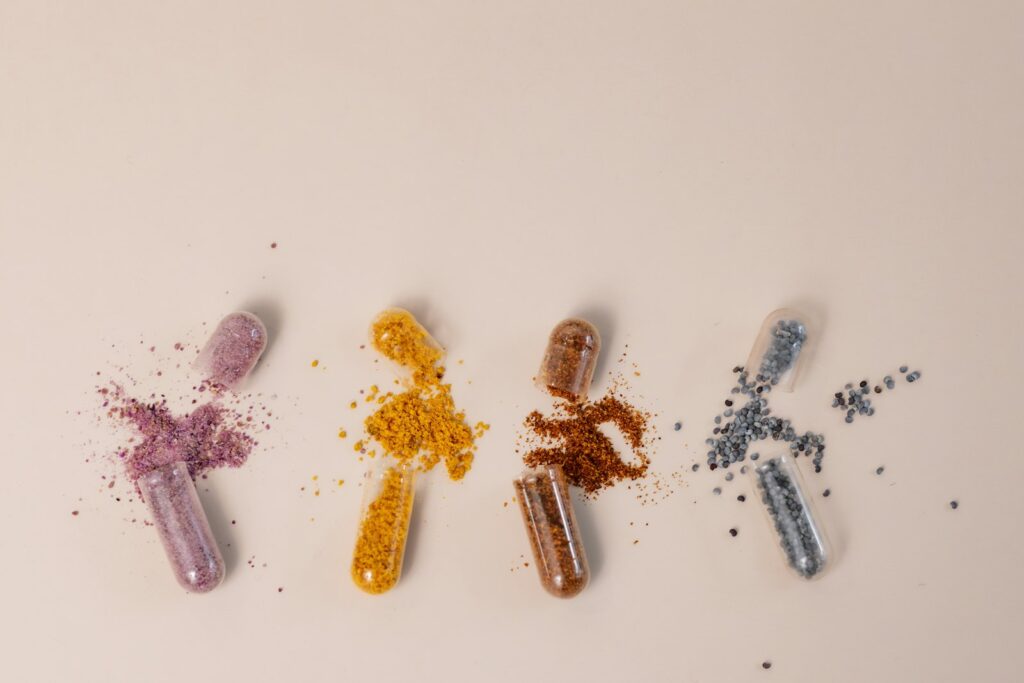 Welche Supplements brauche ich: verschiedene Kapseln und Tabletten nebeneinander