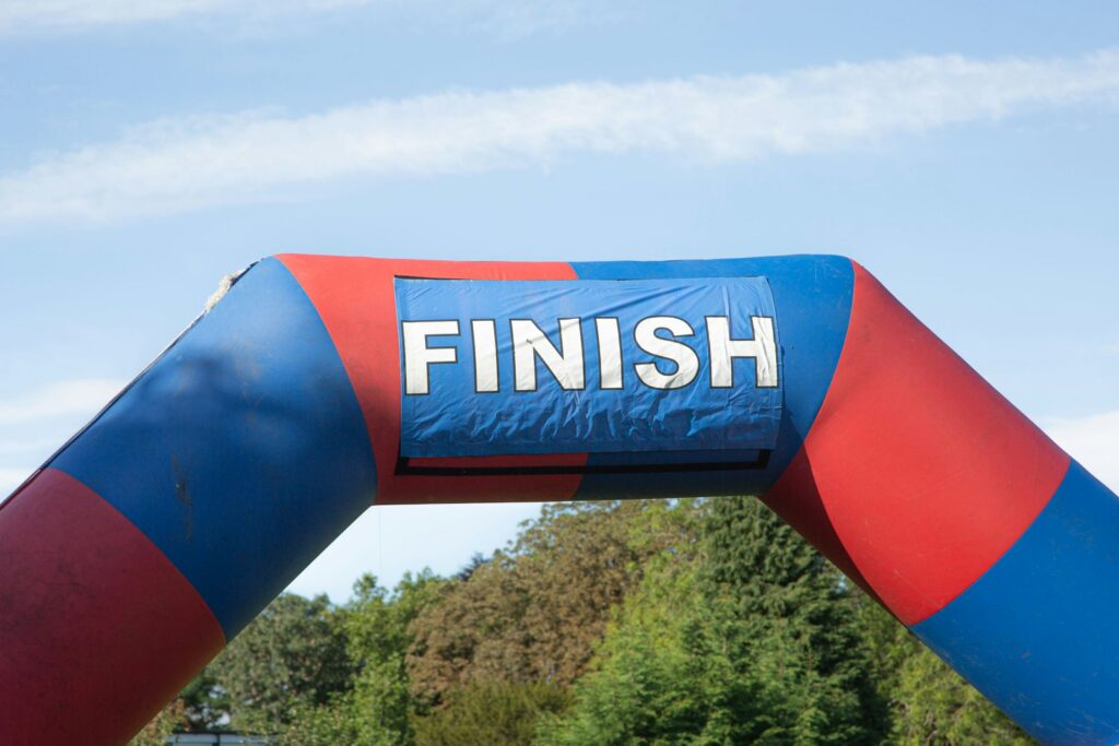 Aufblasbarer Zielbogen mit der Aufschrift Finish: Wie lang ist ein Halbmarathon bis hierher