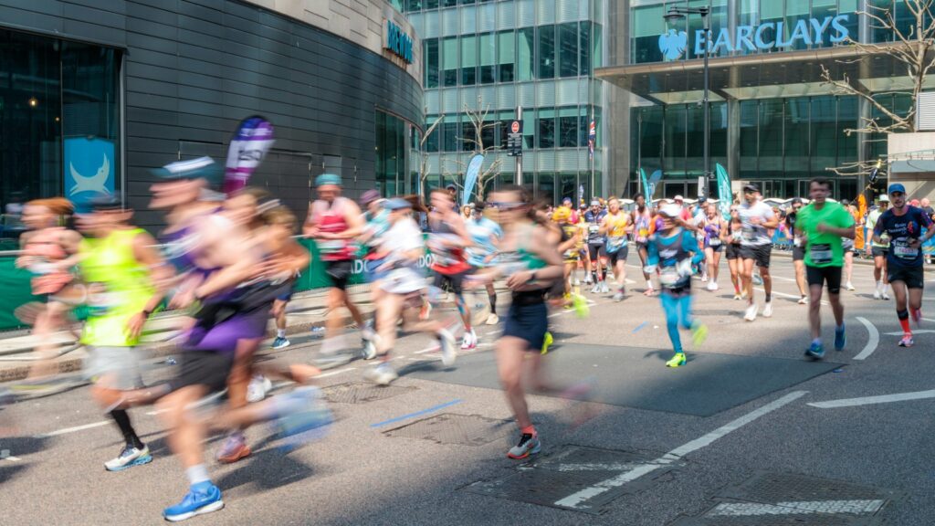 Läuferinnen und Läufer bei einem Straßenlauf in der Stadt