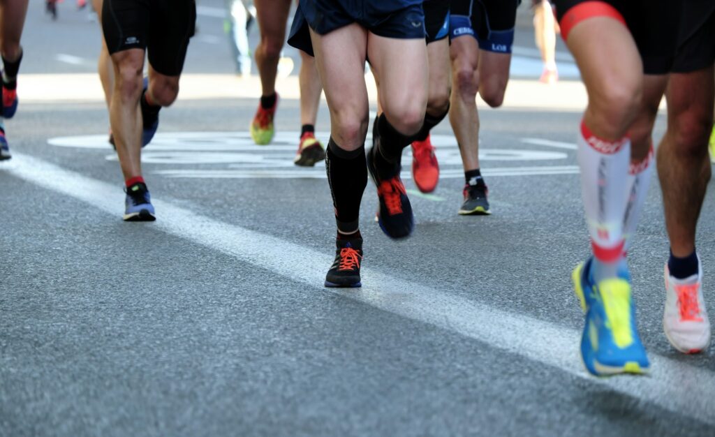 Läuferfeld auf einer Asphaltstraße – wie lang ist ein Halbmarathon für die Teilnehmenden