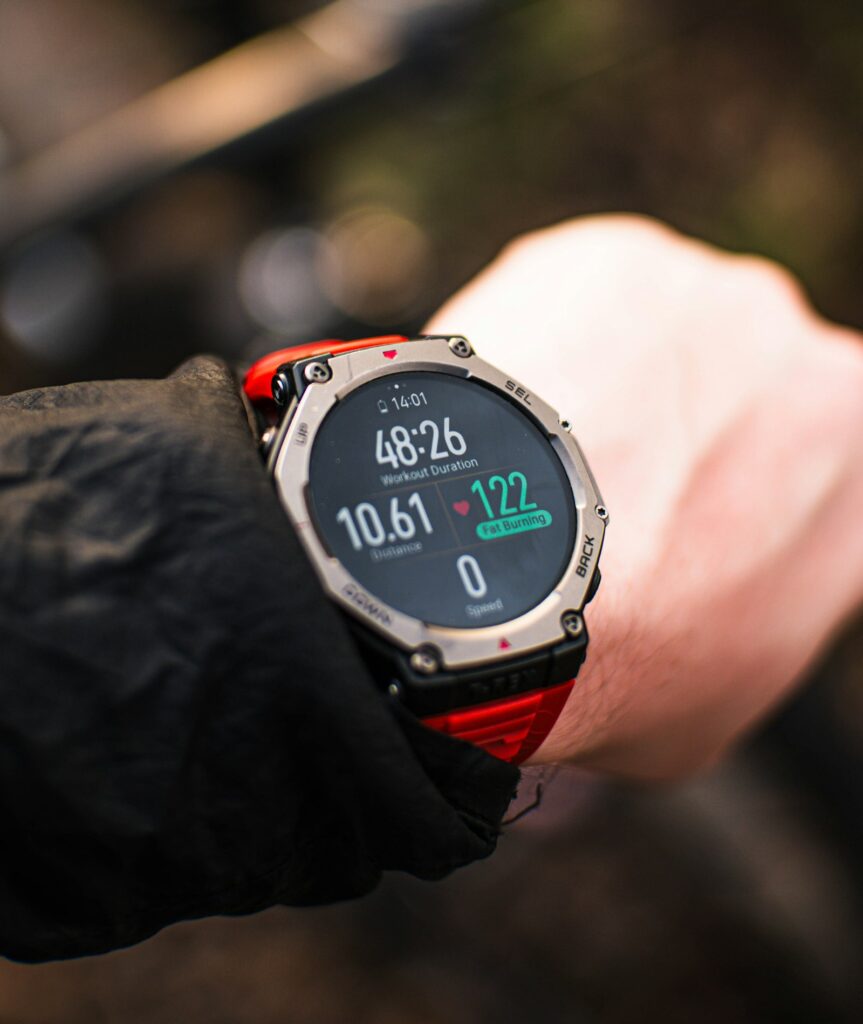 Person prüft während des Trainings die Herzfrequenz auf dem Fitness-Tracker