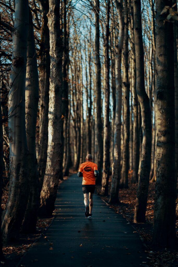 Läufer auf einem Waldweg beim ruhigen Grundlagenlauf